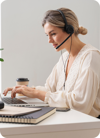 Mädchen sitzt am Computer